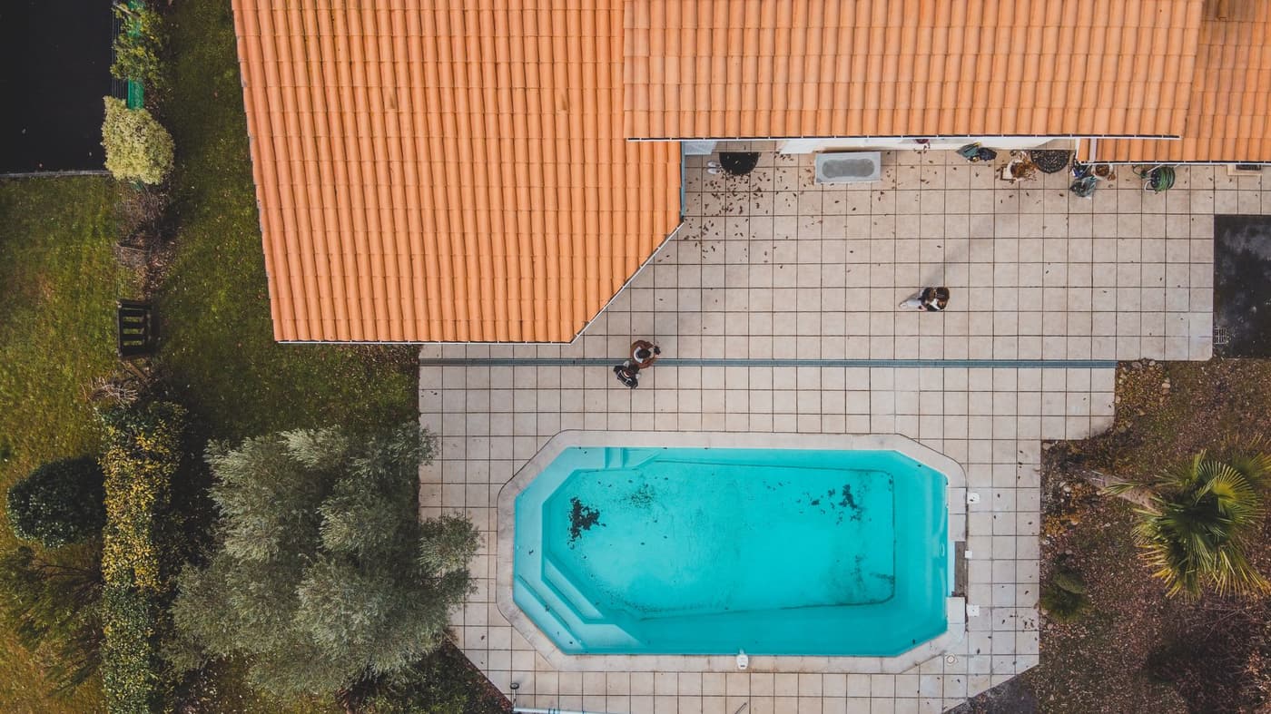 Prix démoussage toiture drone : tarifs et comparatif