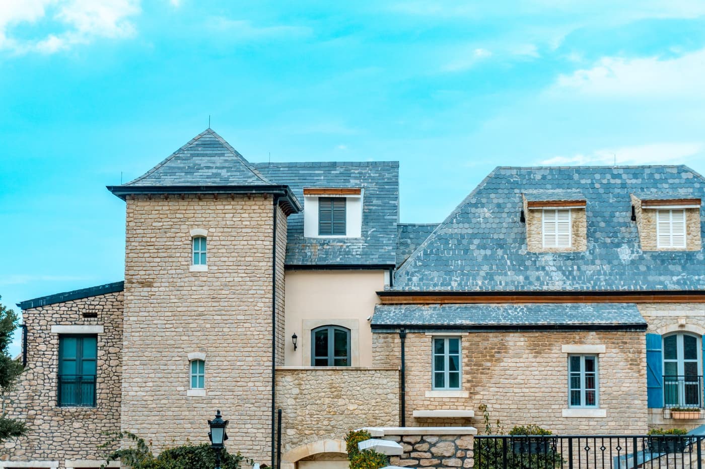 Toiture ardoise naturelle qui blanchit : causes et solutions