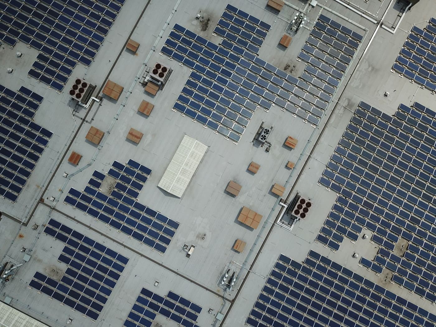 Toiture photovoltaïque : options d'entretien comparées
