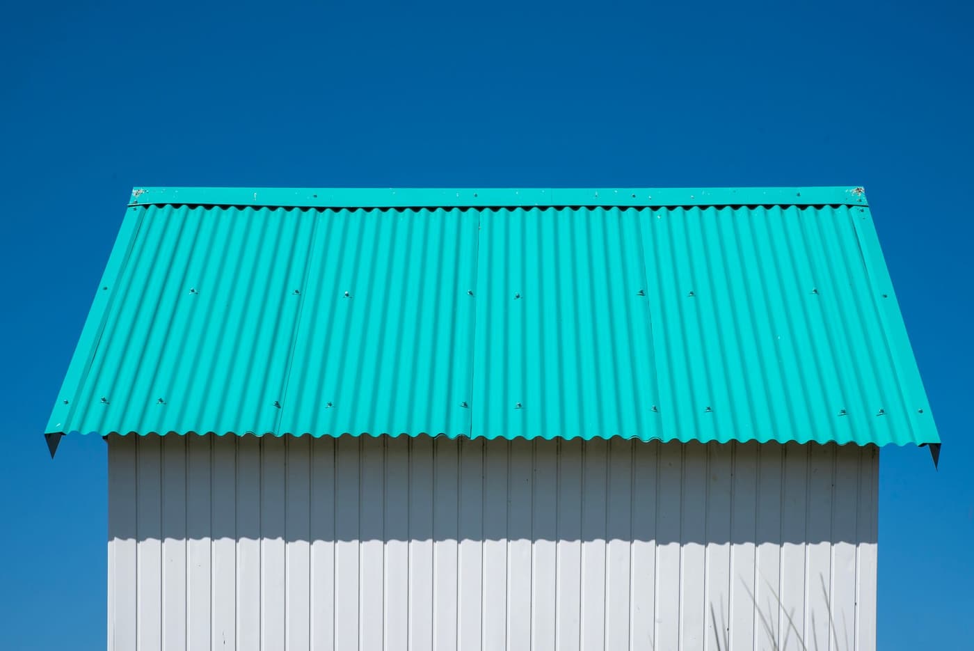 Toiture zinc et chaleur : fait-il vraiment trop chaud ?